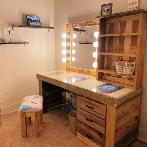 Diy Wood Vanity Makeup, Pallet Vanity Diy Bedroom, Makeup Vanity Building Plans, Pallet Vanity Makeup, Diy Wooden Vanity, Pallet Vanity Diy, Home Made Vanity, Makeup Vanity Homemade, Pallet Makeup Vanity