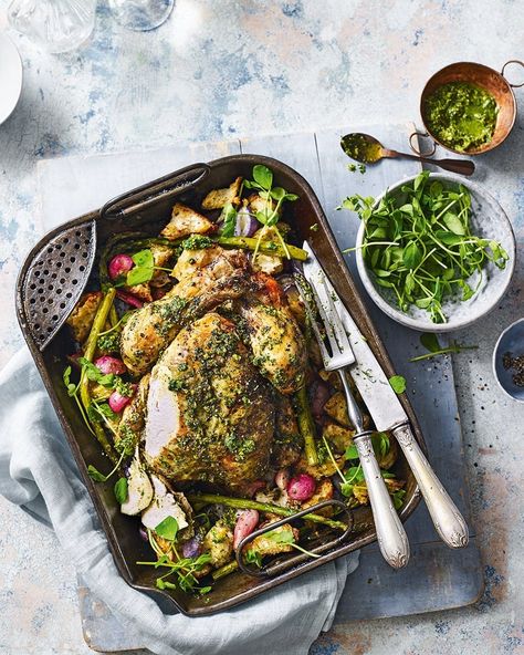 Try our basil, mint and pistachio pesto, then use it in this incredible roast chicken dish to really turn your Sunday lunch up a notch. Summer Roast Recipes, Chicken With Basil, Gnocchi Chicken, Pizza Sushi, Soup Curry, Curry Pasta, Pistachio Pesto, Food Savoury, Slow Cooked Beef