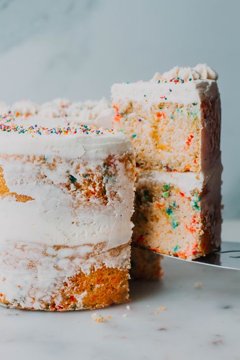 How to Make your Box Mix Confetti Cake Mix Bomb AF! The Sweet & Simple Kitchen Confetti Cake Recipes, Filling Salad Recipes, Funfetti Cupcakes, Marble Cake Recipes, Funfetti Cake Mix, Fancy Sprinkles, Birthday Cake Flavors, Tempeh Recipes, Confetti Cake