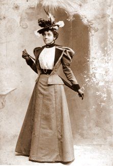 Genealogy research: Dating vintage photographs by clothing & hairstyles – SheKnows Victorian Era Fashion, African American Fashion, 1890s Fashion, Black Glamour, Vintage Black Glamour, Retro Pin Up, Victorian Clothing, Victorian Women, American Woman