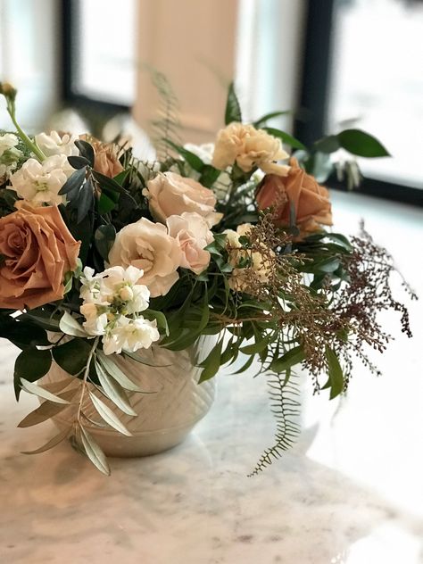 Toffee Floral Wedding, White Green Brown Flower Arrangement, Green And Brown Flowers, Cream Copper And Green Wedding, Toffee Rose Arrangement, Neutral Flower Table Arrangements, Green And Brown Flower Arrangements, Wedding Brown And Green, Toffee Floral Arrangement