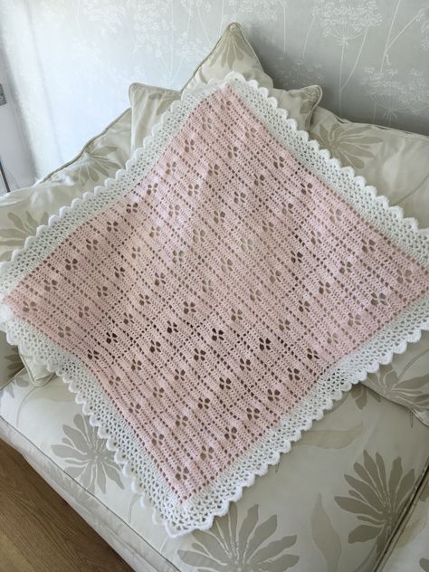 I wanted to try this pattern, and to be honest when I first started I found it a bit boring, but as it grew I really started to like it. It’s daintty and such a nice blanket for a summer baby. Bunny Blanket, Crochet Blanket Designs, Baby Afghan Crochet, Manta Crochet, Arm Knitting, Red Heart Yarn, Paintbox Yarn, Yarn Brands, Blanket Designs