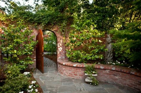 Beautiful red brick garden wall with a sweeping seating area seamlessly built in! Ideas Para Decorar Jardines, Brick Wall Gardens, Garden Walls, Brick Garden, Easy Landscaping, Walled Garden, Traditional Garden, Traditional Landscape, Indoor Garden Ideas