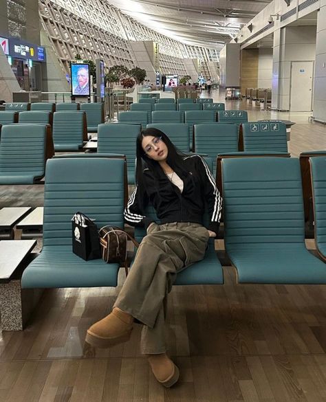 Airport Pose, Taiwan Street Fashion, Airport Poses, Simple Korean Outfits, Taiwan Outfit, Peony Aesthetic, Street Outfits, Japan Outfit, Aesthetic Streetwear