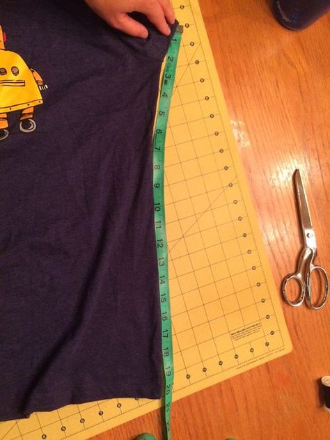 How to Make a Shirt Bigger by Adding Side Panels : 4 Steps (with Pictures) How To Make A Blouse Bigger, Make A Shirt Bigger, Denim Alterations, Altering Clothes Bigger, Alter Clothing, Witch Amigurumi, Free Halloween Crochet, Sew Tips, Sew Shirt