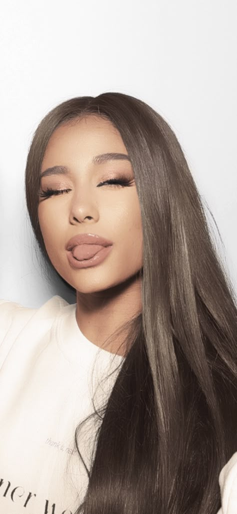 Ariana Grande Make Up Look, Makeup Look Ariana Grande, Ariana Grande Makeup Looks, Ariana Grande Girls Aesthetic, Ariana Grande Make Up, Ariana Portrait, Ariana Makeup, Ariana Grande Doing Makeup, Ariana Grande R.e.m Beauty Photoshoot