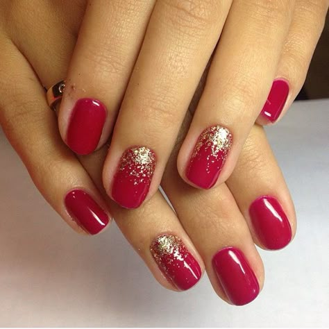 Red Christmas Manicure, Christmas Red Gel Nails, Red Nails Gold Glitter, Christmas Nails Gel Short Simple Red, Classy Red Christmas Nails, Nail Ideas Red And Gold, Christmas Nails Simple Classy Red, Christmas Nails Red Gold, Christmas Nails Design Elegant