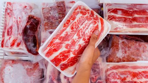 The trick that makes defrosted meat taste better Meat Freezer, Kitchen Extras, Freezing Meat, Kitchen Knowledge, Meat Recipes For Dinner, Freezing Food, Food Reference, Meat Shop, Food Substitutions