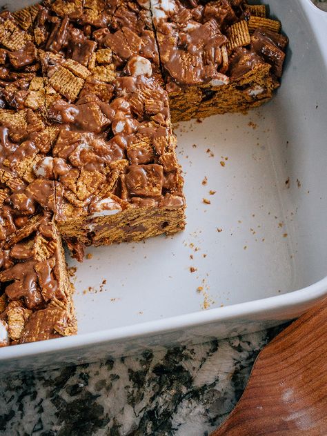 A overview shot of a pan of Golden Graham S'mores Bar treats! Indoor Smores Golden Grahams, Honey Graham Smores Bars, Golden Grahams Treats, Golden Graham Squares, Golden Graham Treats, Golden Grahams Smores Bars, Indoor Smores, Golden Grahams Cereal, Smores Bars