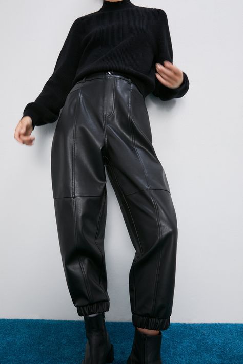 Zara Faux Leather Pants Leather Pants Outfit Going Out, Leather Pants Outfit Winter, Leather Pants Outfit Casual, Leather Pants Outfit Night, Zara Faux Leather Pants, Mode Indie, Lederhosen Outfit, Faux Leather Outfits, Leather Leggings Outfit