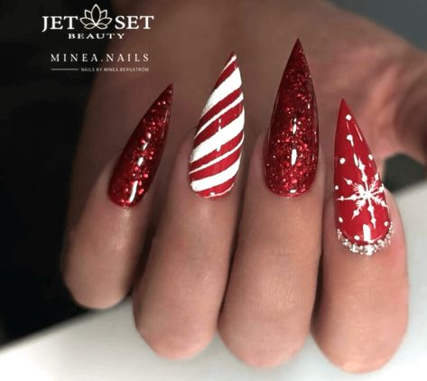 Posted by Zoe Scott: Dive into the festive fashion world with our guide on "20 Stiletto Christmas Nails." This post is your ultimate resource for embracing the holiday sea... Nail Art Noel, Red Christmas Nails, Fake Nails With Glue, Almond Nail, Festival Nails, Stick On Nails, Xmas Nails, Christmas Nail Designs, Christmas Nail