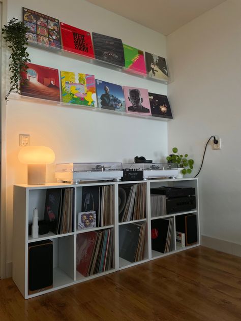 Bedroom Speakers Setup, Vinyls On Shelf, Men’s Rooms Ideas, Living Room Ideas Y2k, Rap Bedroom Aesthetic, Rap Bedroom Ideas, Room Inspo Streetwear, Masculine Room Ideas, Room Ideas For Men Bedroom Vintage