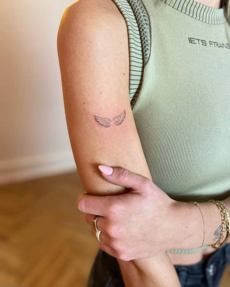 Wing Tattoo Arm, Small Wings Tattoo, Small Angel Tattoo, Basic Tattoos, Small Pretty Tattoos, Angel Tattoo Designs, Small Hand Tattoos, Bee Tattoo, Arm Tattoos For Women