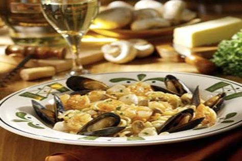 Copycat Olive Garden Seafood Portofino. Photo by Chef #1281146 Seafood Portofino, Copycat Recipes Olive Garden, Copycat Olive Garden, Olive Garden Copycat, Olive Garden Recipes, Seafood Bake, Copy Cat Recipe, Seafood Platter, Copycat Restaurant Recipes