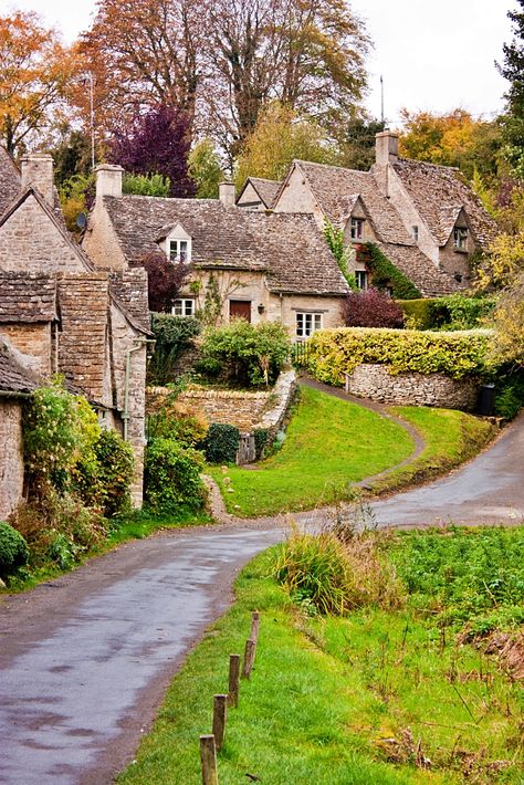 Cotswolds England, European Village, Places In England, English Village, Home Inspiration, Hand Luggage, Stone Houses, English Countryside, England Travel