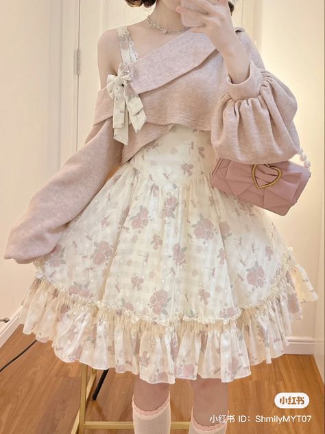 xiaohongshu • fashion blog • pink lolita • lolita fashion Cute Japanese Dresses Kawaii, Cottage Core Modern Outfits, Frilly Pink Outfits, Kawaii Outfit Inspiration, Cute Kawaii Dresses, Cute Aesthetic Fashion, Frilly Outfits Aesthetic, Cute Frilly Dresses, Cute Pink Aesthetic Outfits