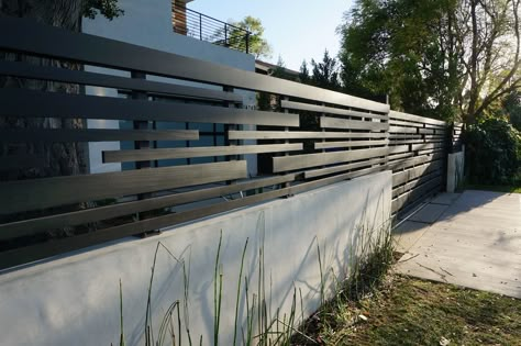 Driveway Fence, Fence Backyard, Tor Design, Fence Wall Design, Fence Gate Design, House Fence, House Fence Design, Modern Fence Design, Boundary Wall