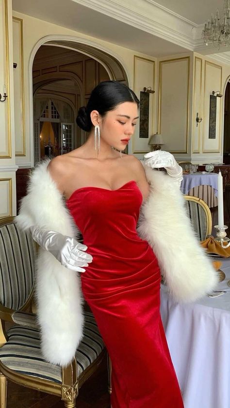 House Of Cards Outfits, Vintage Outfits With Gloves, Red Dress With White Gloves, Fancy Casino Outfit, Red Hollywood Dress, Fur With Dress, Dress With Gloves Outfit, Dress With Gloves Classy Vintage Fashion, Elegant Dress With Gloves