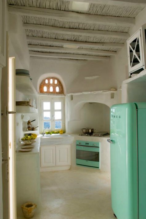 Traditional House On Greek Island by Zege - Decoholic Greek Style Kitchen, Traditional Greek House, Greek Island House, Greece Design, Ny House, Greek Home, Y2k Room, Blue And White Design, Greek House