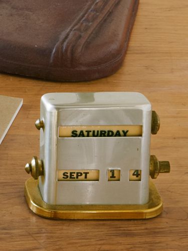 Manufactured by Park Sherman in the late 1940s or early '50s, this aluminum calendar, priced at around $20, keeps up-to-date with a few turns of its brass knobs. Retro Office Supplies, Mad Men Office, American Office, Wfh Space, Cubicle Makeover, Daily Planet, Vintage Office Supplies, Vintage Office Decor, Dressing Tips