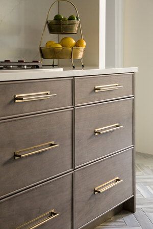 Cabinet style inspiration via Leandra Design . Kitchen Cabinet Door Styles, Cabinet Door Style, Cabinet Detailing, Cabinet Door Styles, Sleek Kitchen, Kitchen Cabinet Door, Cabinet Style, Classic Kitchen, Kitchen Hardware