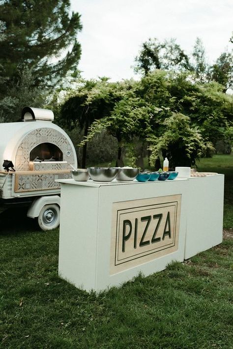 Welcome Pizza Party in Tuscany Tuscany Welcome Party, Pizza Bar Wedding Food Stations, Pizza Oven Wedding Reception, Wedding Pizza Oven, Pizza Van Wedding, Italy Pizza Party, Wedding With Pizza, Pizza Station Wedding, Pizza Bar Wedding Receptions