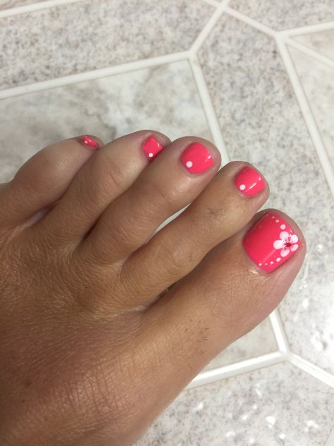 Toenail Flower Designs Simple, Pink Toenails Ideas, Toenail Summer Designs, White Pedicure With Flower Design, Tropical Toenail Designs, Toe Nails Ideas Flowers, Pedicure Flower Designs Toenails, Holiday Toenails Summer, Summer Pedicure Ideas 2024