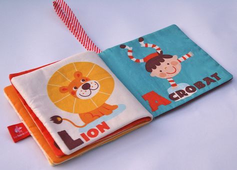 Cloth Books For Babies, Baby Diy Sewing, Baby Quiet Book, Trendy Sewing Patterns, Cloth Book, Diy Baby Clothes, Trendy Sewing, Baby Fabric, Soft Book