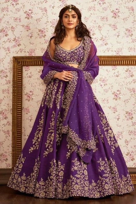 Purple Gold Lehenga, Purple Lehanga Look, Purple Lehenga Look, Violet Bridal Lehenga, Indian Wedding Outfits Purple, Purple Lehenga Bridal Receptions, Purple Lehanga Designs Latest, Purple Wedding Lehenga Bridal, Purple Engagement Lehenga