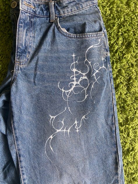 Painted Clothes Ideas, Bleach Pants Design, Bleach On Jeans, Bleached Jeans Design, Art On Jeans, Bleach Clothes Design, Jean Painting Ideas, Drawing On Clothes, Art On Pants