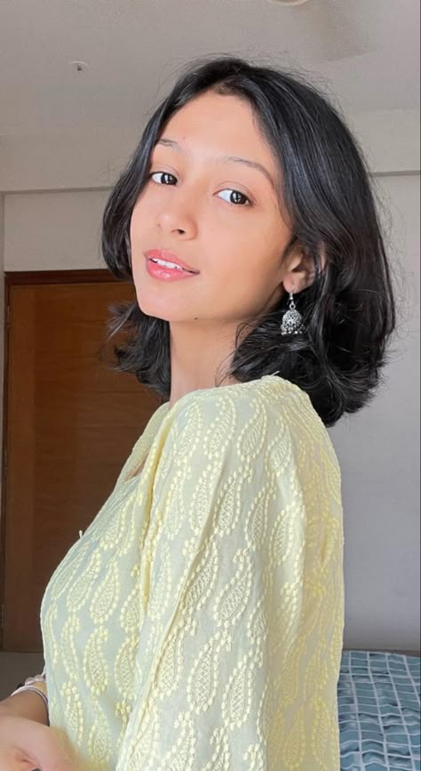 Short Hair Kurta Look, Short Hair Desi Aesthetic, Short Hair Styles Traditional, Cute Indian Girls With Short Hair, Desi Short Hair, Braids Hairstyles Indian, Short Hair Traditional Look Indian, Haircut For Indian Women, Short Hair Indian Women