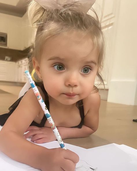 Halston Blake on Instagram: “Her eyes melt me🥺 - - - - - - [#halstonblake #halstonblakefisher #halstonfisher #fishfam #madisonfisher #kylerfisher #taytumandoakley…” Halston Fisher, Taytum And Oakley, Birthday Surprise Party, Family Goals, Her Eyes, Girls Characters, Future Kids, Rose Buds, Toddler Girl