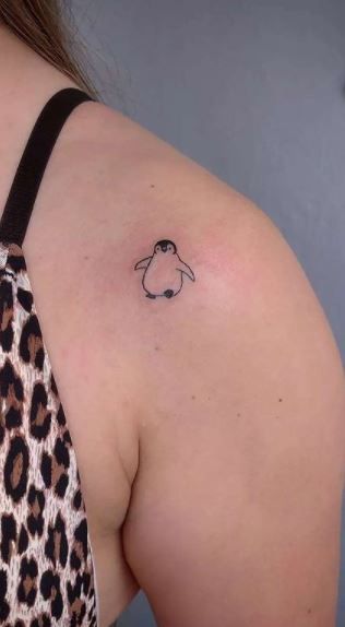 Penguin Tattoos, Cute Animal Tattoos, Penguin Tattoo, Bestie Tattoo, Cute Tiny Tattoos, Collar Bone Tattoo, Elephant Tattoos, Tattoo Me, Funny Tattoos