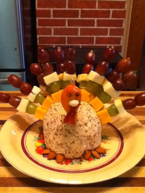 Cheeseball Turkey, Thanksgiving Cheeseball, Turkey Veggie Tray, Turkey Cheese Ball, Thanksgiving Food Crafts, Thanksgiving Sweets, Thanksgiving Fruit, Thanksgiving Charcuterie, Thanksgiving Appetizer