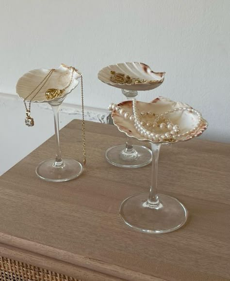 Jewelry Dish Ideas, Art Coquillage, Shell Crafts Diy, Seashell Art, Beach Crafts, Seashell Crafts, Shell Art, Shell Crafts, Summer Crafts