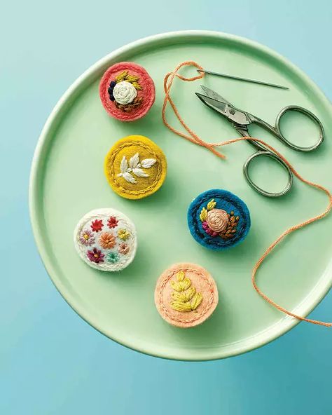 Embroidered Pins, Easy Felt Crafts, Felt Pins, Stitch Techniques, Felt Craft Projects, Mini Embroidery, Felt Patch, Handmade Rakhi, Felt Crafts Diy