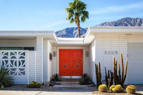 Palm Springs Landscaping, Mid Century Modern Palm Springs, Desert Modernism, Modernism Week Palm Springs, Palm Springs Houses, Wall Gate, Best Exterior Paint, Palm Springs Home, Orange Door