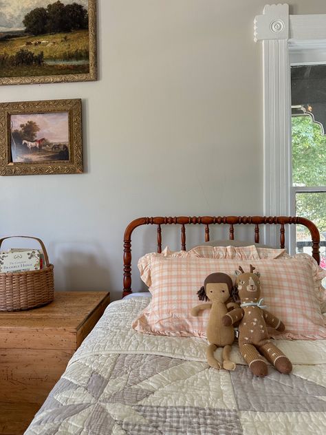 Vintage Childs Bedroom, Toddler Girl Vintage Bedroom, Vintage Toddler Girl Room, Cottagecore Kids Bedroom, Toddler Girl Bedroom Vintage, Victorian Childs Bedroom, Girls Vintage Bedroom, Vintage Girls Bedroom, Vintage Kid Bed