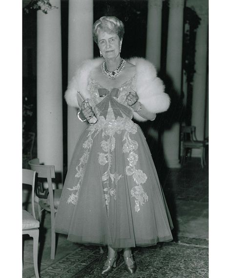 Marjorie Post, Dina Merrill, Hillwood Estate, Marjorie Merriweather Post, Edwardian Wedding, Hollywood Costume, Fashion Dresses Formal, Wealthy Women, American Princess