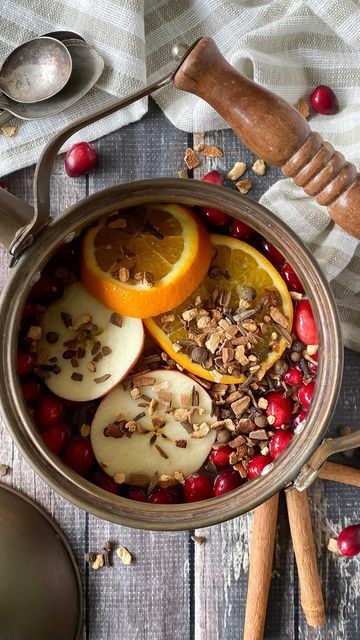 Simmer Pot Aesthetic, Simmer Pot With Apples, Williams And Sonoma Simmer Pot, Williams Sonoma Fall Simmer Pot, Orange Apple Cinnamon Simmer Pot, Hot Spiced Apple Cider, Orange Cinnamon Clove Simmer Pot, Sliced Oranges, Old Kettle