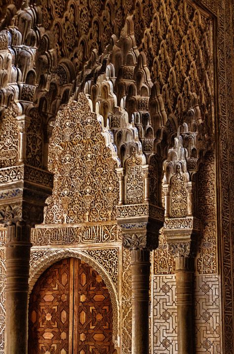 Top 4 Spanish Cities and their Moorish Architecture to Visit with Kids Great Mosque Of Córdoba, Spanish Aesthetic, Live In Spain, Spanish History, Arabic Culture, Moorish Design, Moorish Architecture, General Aesthetic, Architecture Collection