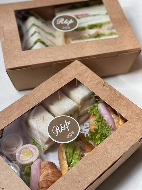 Sandwich Packaging, Lunch Catering, Sandwich Box, Picnic Box, Food Business Ideas, Sandwich Bar, Catering Ideas Food, Charcuterie Inspiration, Party Food Platters