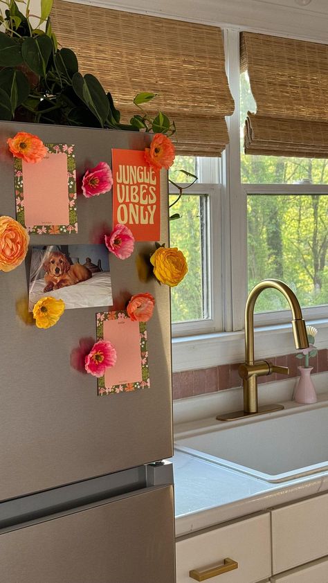 Devan Carter | how sweet are these flower fridge magnets?☺️🌸 I used fake flowers that I already had and cut the stem off so they would sit flush on a… | Instagram Fake Flower Decor Ideas, Apartment House Design, Holiday To Do List, Fridge Magnets Diy, Flower Fridge, Fridge Ideas, Fake Flowers Decor, Magnet Diy, Magnets For Fridge