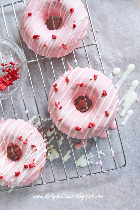 Strawberry Bomboloni, Pink Frosted Donut, Doughnut Ideas, Donat Glaze, Donuts Ideas, Baked Doughnut, Strawberry Doughnut, Valentines Day Sweets, Pink Doughnut