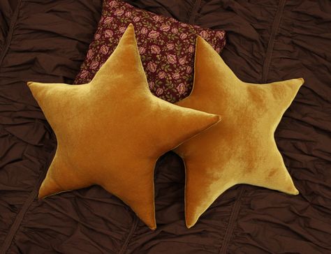 DIY No Sew Velvet Gold Star Pillows Eclectic Pillow, Diy Cute Pillows, Deco Pillows, Unique Pillows Diy, Eclectic Pillows, Eclectic Throw Pillows, Cute Pillows Diy, Pillow Sewing, Pillow Sewing Patterns