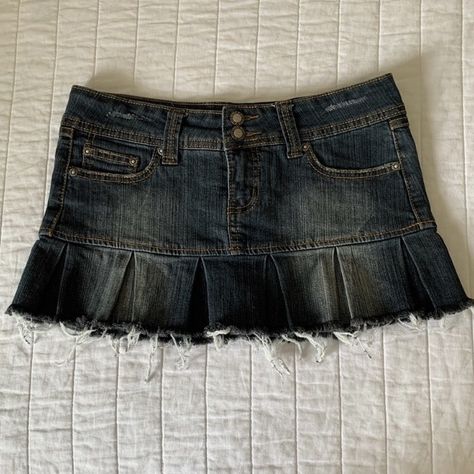 Denim
Pleated mini skirt 
Jean skirt 
Y2k 
Juicy couture 
Outfit Dior Mini Skirt, Chic Wardrobe Essentials, Style Help, Denim Miniskirt, Fashion Everyday, Y2k Skirts, 2000s Aesthetic, Cozy Style, Y2k Vibes