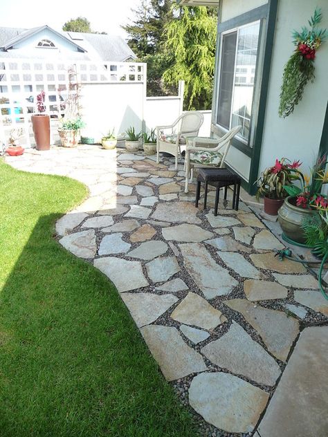 Flagstone Front Porch, Flagstone Patio Design, Master Patio, Front Yard Patio, Backyard Walkway, Pavers Backyard, Patio Pavers Design, Gardens Ideas, Cheap Patio