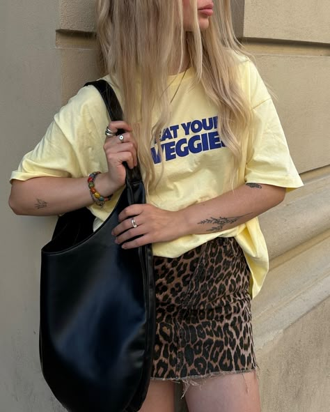 favorite shirt of the season😅☀️ T-shirt @zara Shoes @pullandbear Bag @shopcider Yellow Tshirt Outfit, Yellow T Shirt Outfit, Yellow Skirt Outfit, Chain Waist Belt, Dark Grey Coat, Fashion Content Creator, Oversize Outfit, Oversized Outfit, Tshirt Outfit