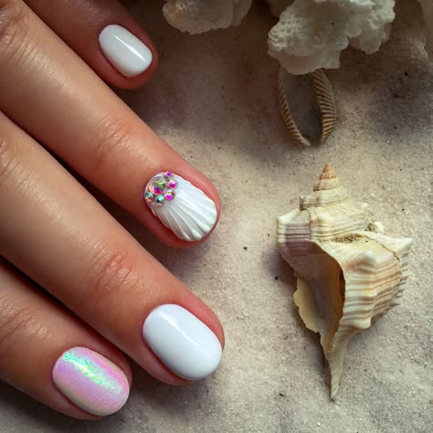 Mermaid Manicures: Pink & White Acrylic Nails with Bedazzled Shell | Mermaid Motel Aesthetic | Mermaid Nail Ideas | Mermaid Nail Inspiration White Cruise Nails, Mermaid Nails Ideas, White Nails Beach, Beach Bride Nails, Mermaid Manicure Ideas, Pearl Beach Nails, White Beachy Nails, Mermaid Nail Ideas, Honeymoon Nails Beach