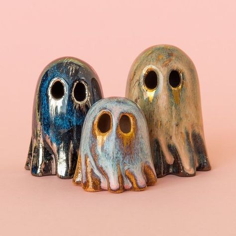 Ghost Pinch Pot, Halloween Pottery Ideas Ceramics, Ceramic Ghost Painting Ideas, Halloween Ceramics Ideas Diy, Ceramic Ghost Pottery, Ceramic Halloween Decorations, Air Dry Clay Halloween Crafts, Fall Ceramic Ideas, Ceramic Halloween Ideas